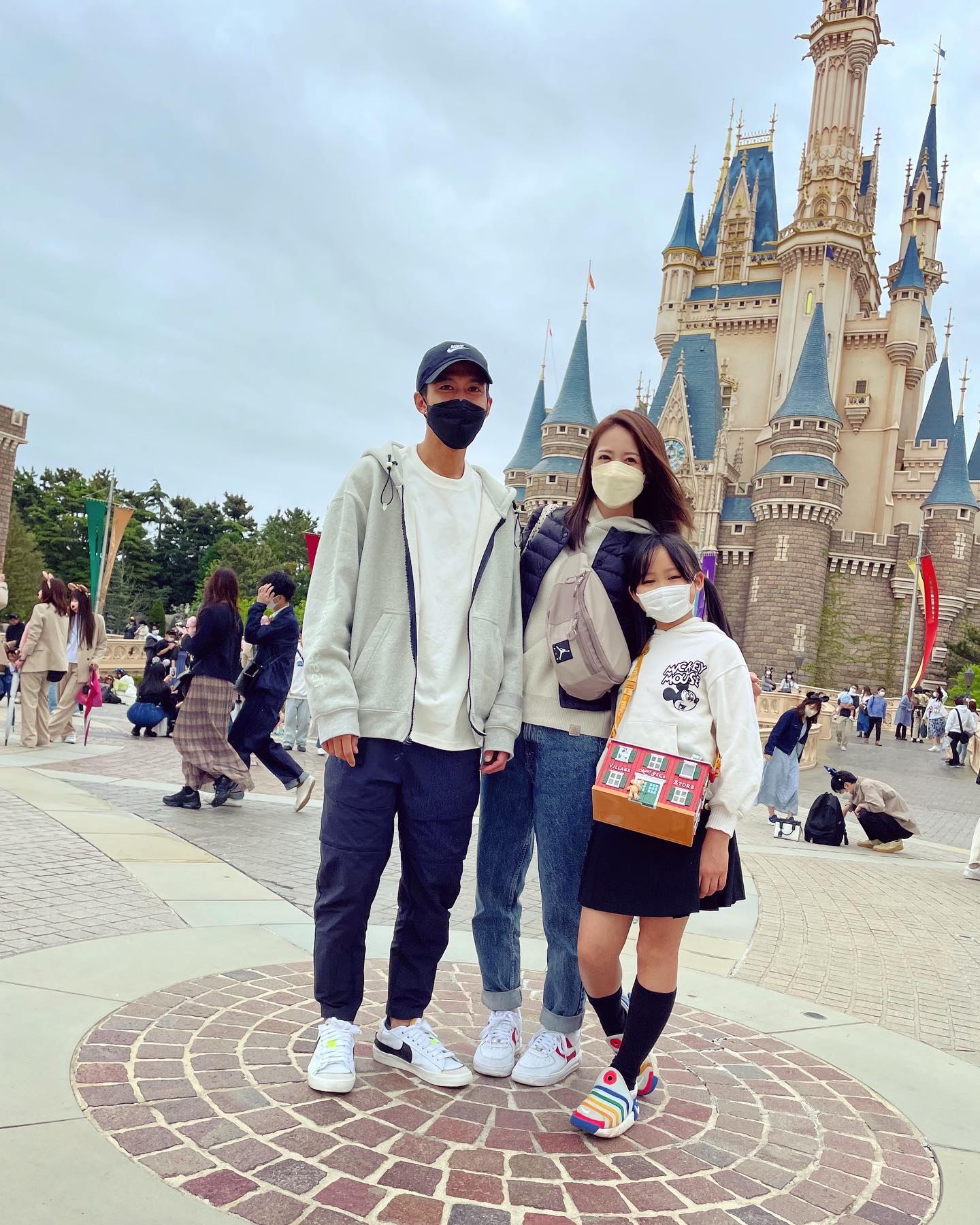 大迫あゆみさんが家族でディズニーをエンジョイ🏰「３枚目シュールすぎ😂」