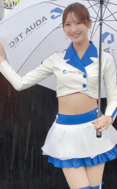 「もうすぐだね…」現役女子大生レースクイーン、水もしたたる”グッド・ガールムービー”を雨天のなかで見せ反響！「めっちゃ可愛いです」