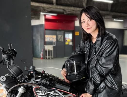 「似合ってます」「凄い」大型バイクにまたがる“女優”がかっこいい！