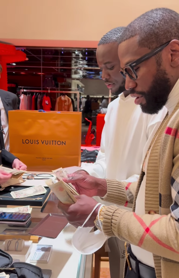 大金を数えるメイウェザーの動画が話題沸騰🔥「クレジットカードを知らないのか?」