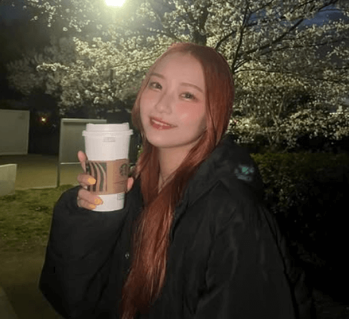 「どの写真が好きですか？」美女チア、夜桜バックに質問を投げかける！悩めるファン続出中「どのお写真も可愛すぎです」