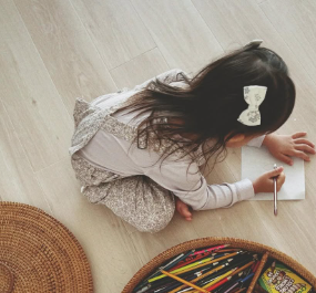 吉川ひなの、愛娘との日常を公開「アンバーを追いかけたり忙しい」癒しの後ろ姿に反響