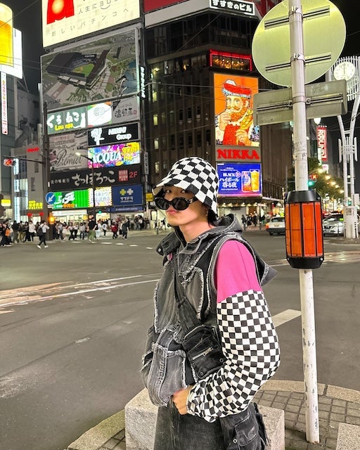 コムドット・やまとがハイレベルすぎるファッションで北海道を満喫！「斬新なファッション素敵」