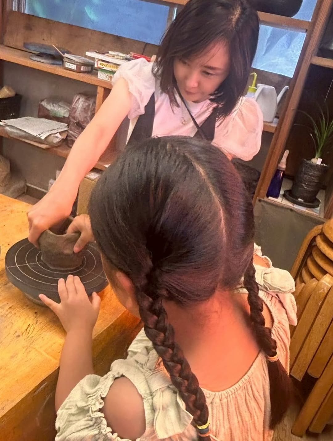山口もえ、夏休みの思い出は子どもとの陶芸教室！共同作業で「完成が楽しみ」