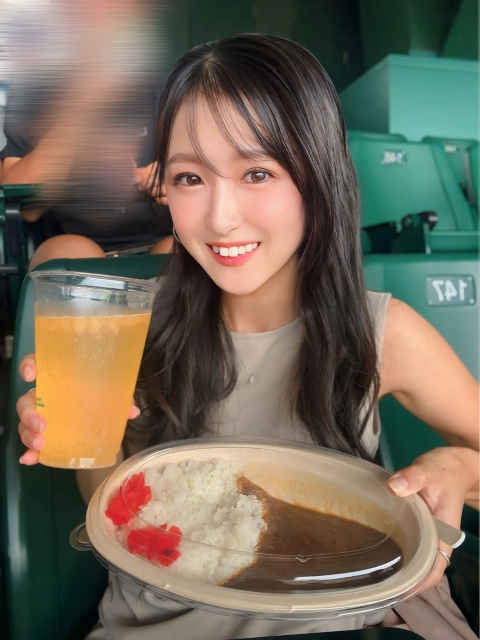 高校野球ガチファンの美女テニスプレイヤー「とりあえず着いた日は1番に」楽しむ甲子園グルメに可愛すぎるスマイル！