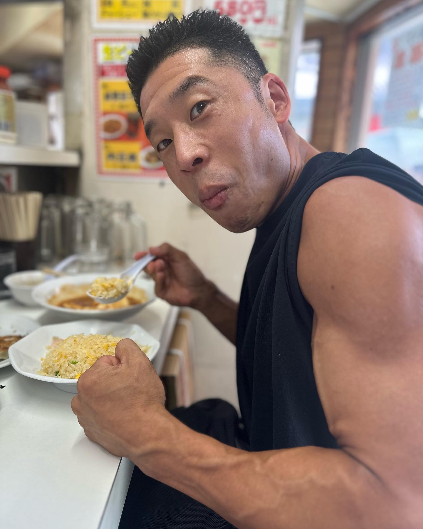 久しぶりの味のついたご飯!!なかやまきんに君が減量後の食事の様子を公開!!