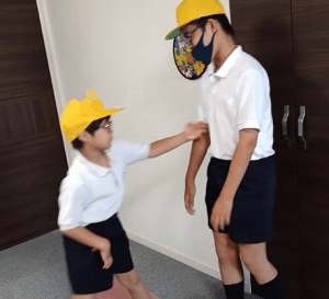 登校前の じゃれ合い⁉山田花子が息子たちの写真を公開🌈