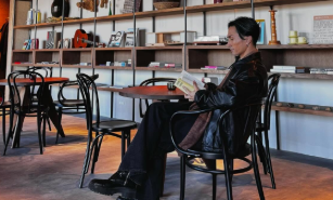 橘ケンチ、三重・多気町のホテルで読書タイムを満喫！絵になる姿にファンが絶賛