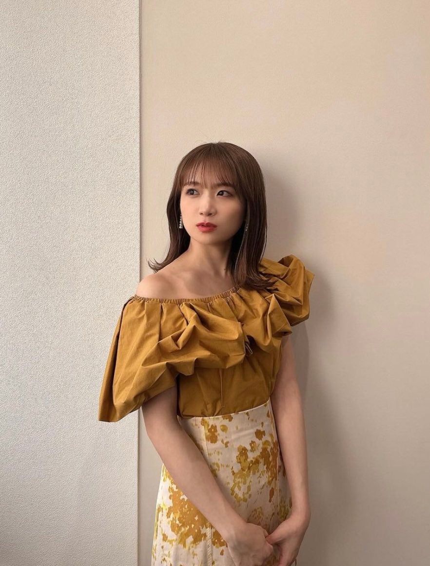 秋元真夏がイエローコーデを公開「色気ありすぎ...。」