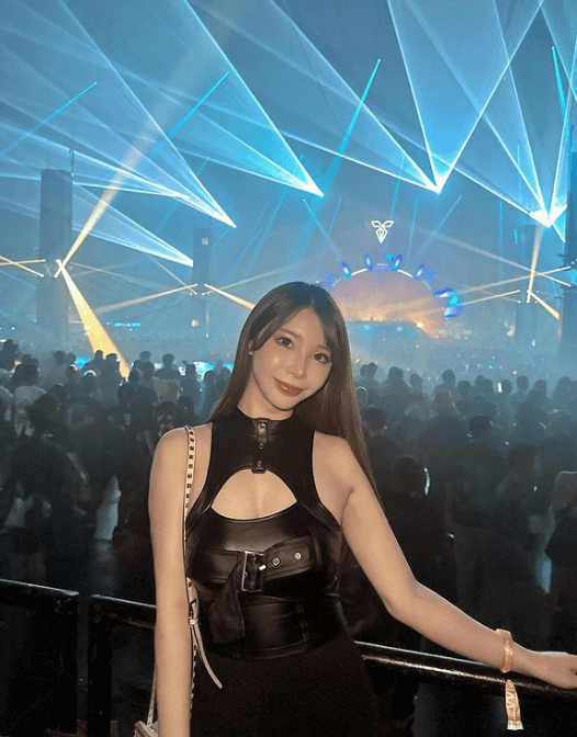 「極上ボディを封印した衣装も素敵」グラドル・海里、控えめでも胸ときめく最新ショットを披露！