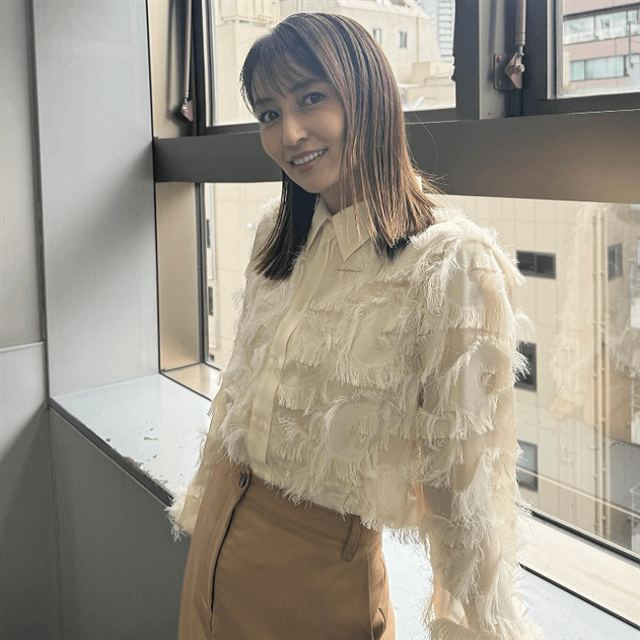 矢田亜希子が「水曜日ラヴィット」への謝意を述べ、スリット入りの美脚見えコーデを披露