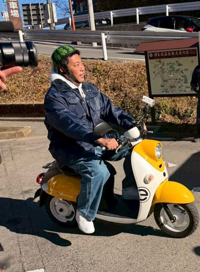 上原浩治がスイカヘルメット姿に！出川哲朗『充電旅』への初参戦にファン大興奮