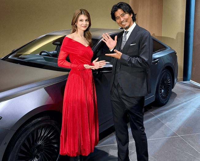 「高級車似合いすぎィ」マギー、THE CROWNイベントに登場！歴代出場数4位の元サッカー日本代表選手との2Sに反響続出