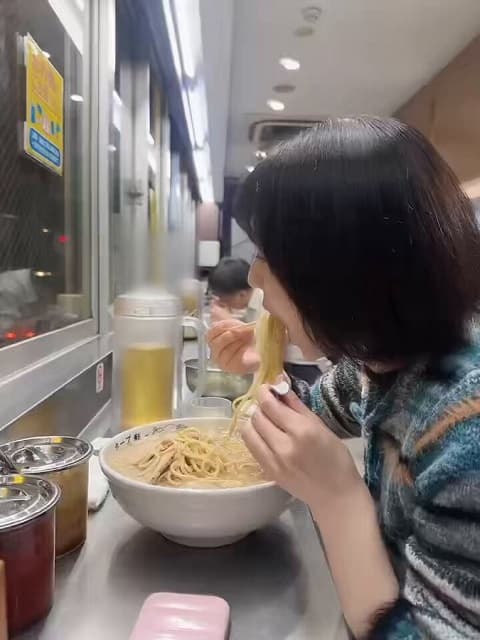 「絶対に〇〇ないという…」アイドルのラーメンに対する”強い意志”にファン「激カワすぎる〜」