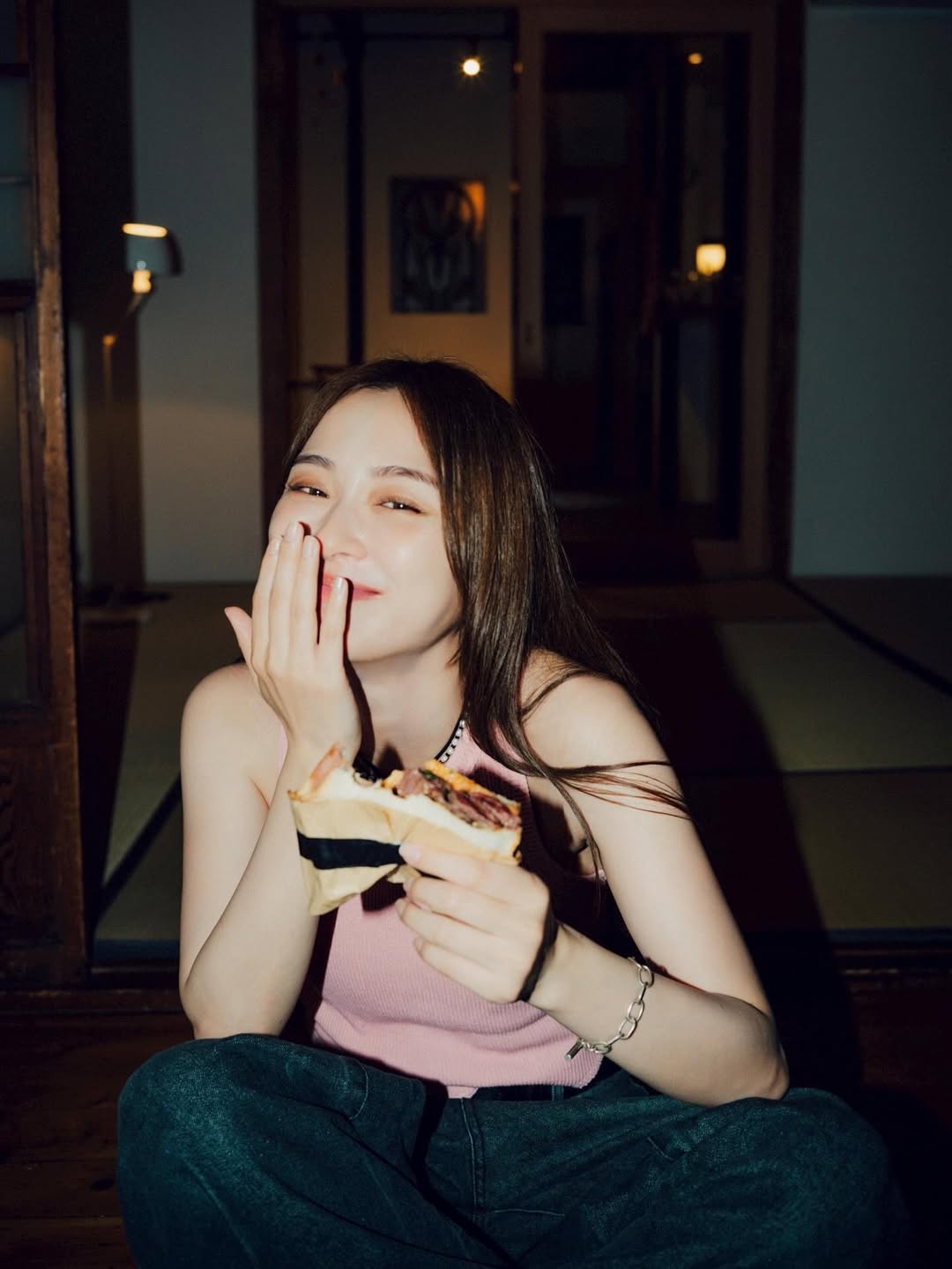 連載 “金曜日の肉とだーりお”を更新！縁側で夏を満喫する姿にファン注目！？