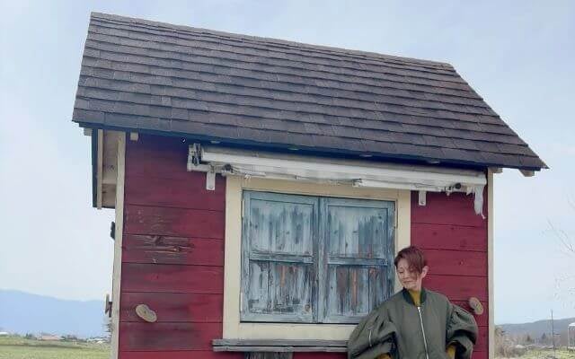 夏木マリ、絵本の世界へタイムスリップ？ドールハウス風の小屋でほっこりショット