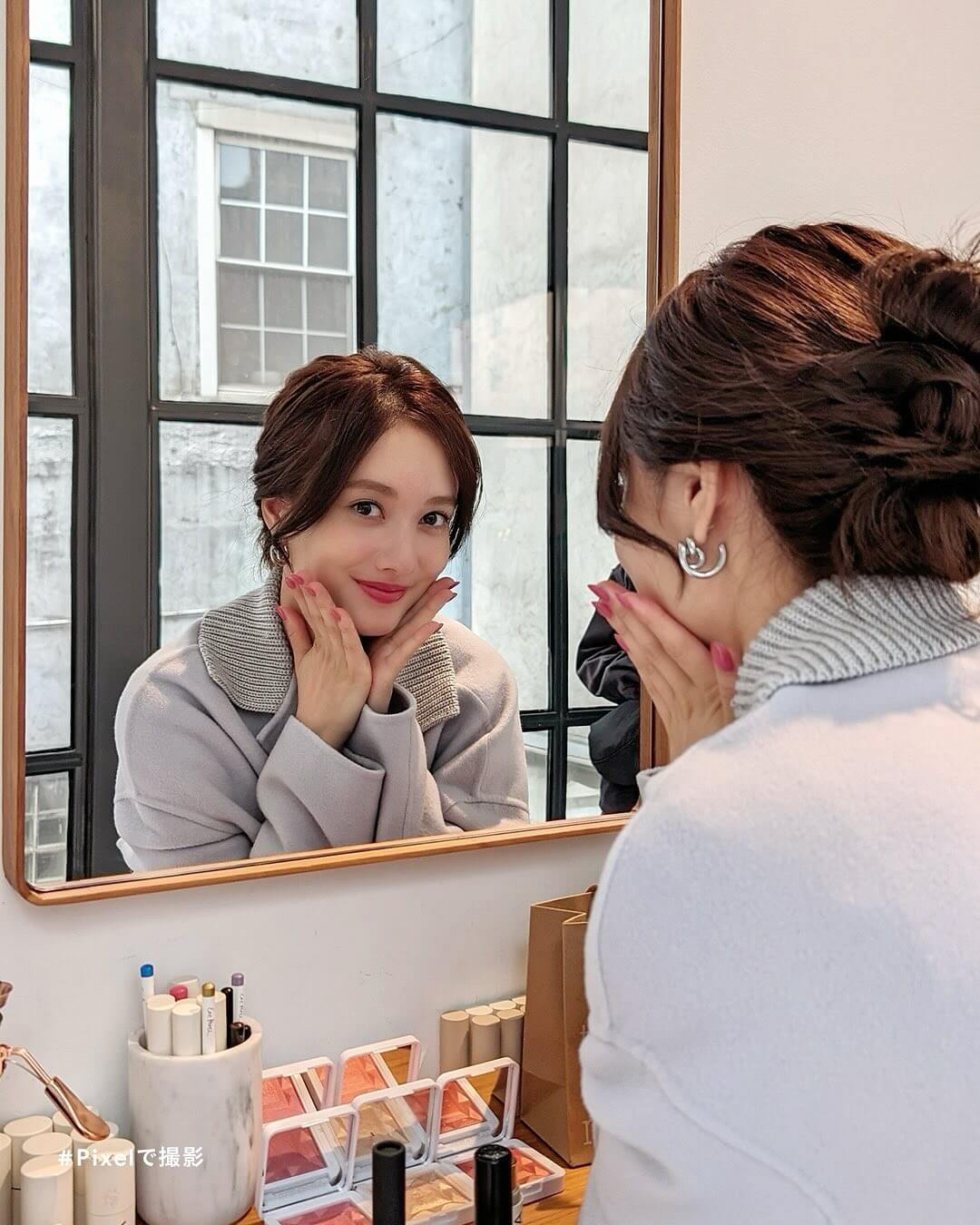 モデル・谷まりあ、アナザースカイのロケで新しいコスメに出会う！弾ける笑顔が止まらない