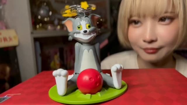 人気グラドル・火将ロシエルが『トムとジェリー』の玩具をゲット！楽しむ姿が可愛いと話題に