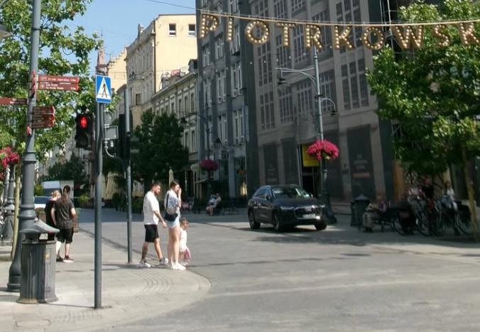 美しい街角で魅せる！関菜々巳がポーランドで見せたリラックスの瞬間