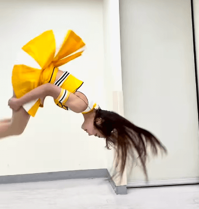 「アイドル超えちゃった」激カワ最強チアガール、輝くユニ姿で”側転・バク転の可憐すぎパフォーマンス”を見せ大反響！「こりゃ選手も気合い入る」