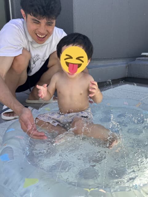 「笑顔全開　おぱぴまる」小島よしおが息子とプール遊び
