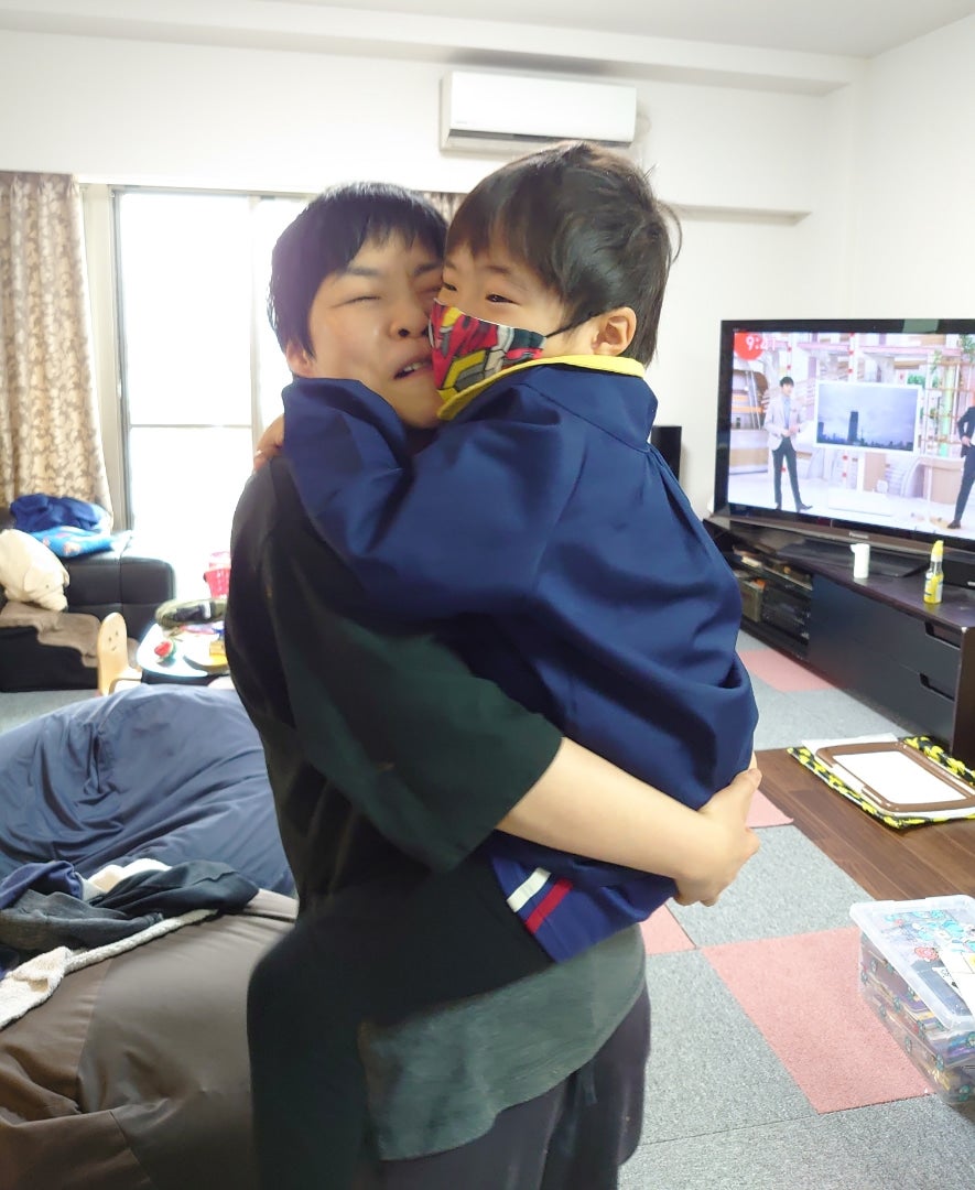 山田花子さんが次男のハグに強さに悶絶😵「顔を締められて 痛かったけど…」