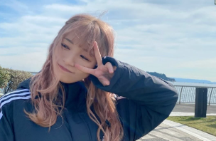 「ピースの作り方なにこれ」浅川梨奈、謎ポーズのオフショットが可愛すぎると話題に！