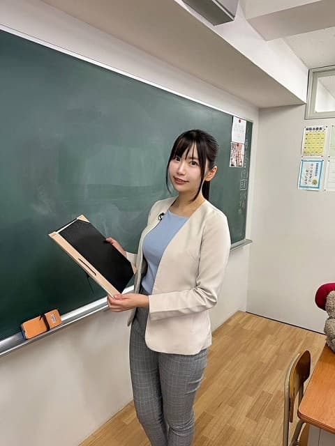 声優 小岩井ことりがVTuberたちの先生に？フォーマルで美しい姿を披露