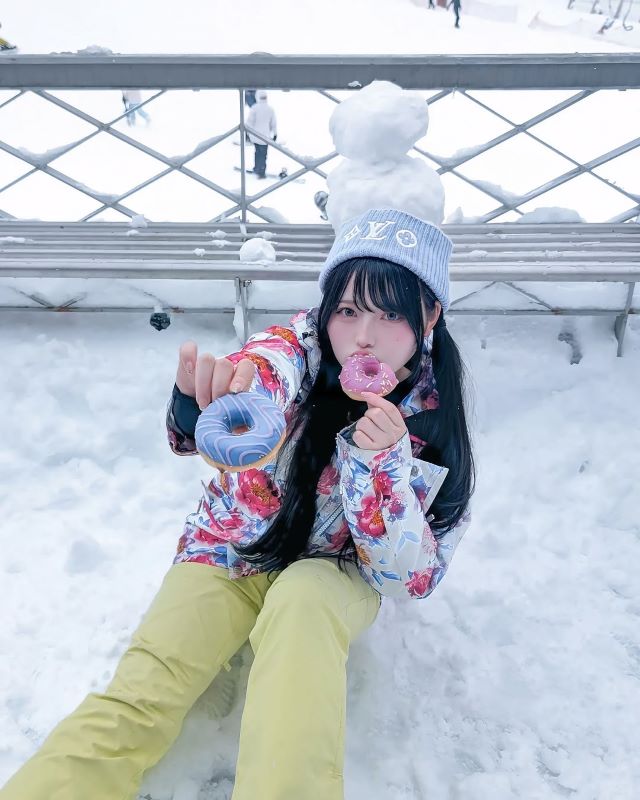 あの人気インフルエンサーがスキー場でドーナツ！？　最新ショットが話題に