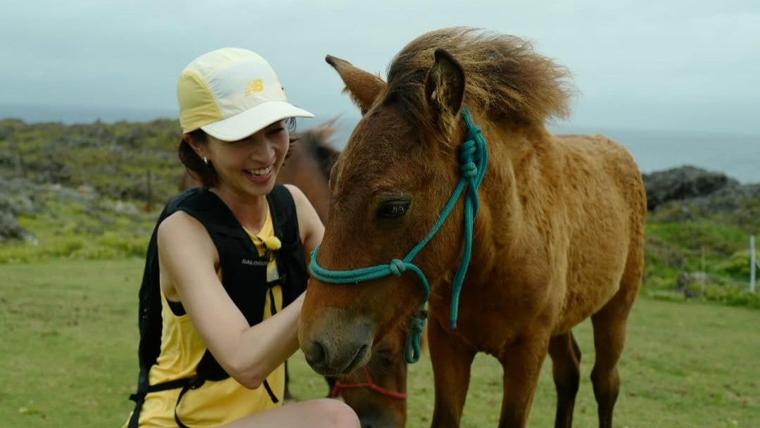 “素肌×ランウェア×子馬”の三重奏…癒しと躍動が交差する“夏の瞬間”
