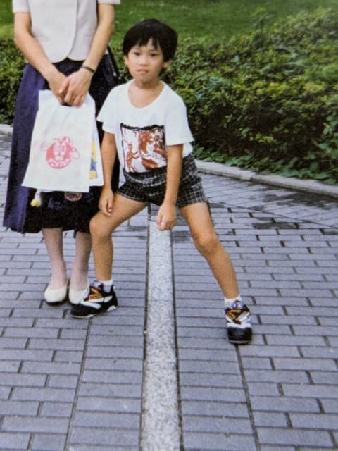 「運命は仕組まれていたのか！」M-1で脚光を浴びたあの芸人のポーズ、実は幼少期からのものだと判明！