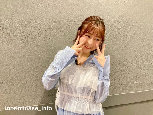 「お腹いっぱいになりました笑」人気女性声優のダブルピースに癒される…！