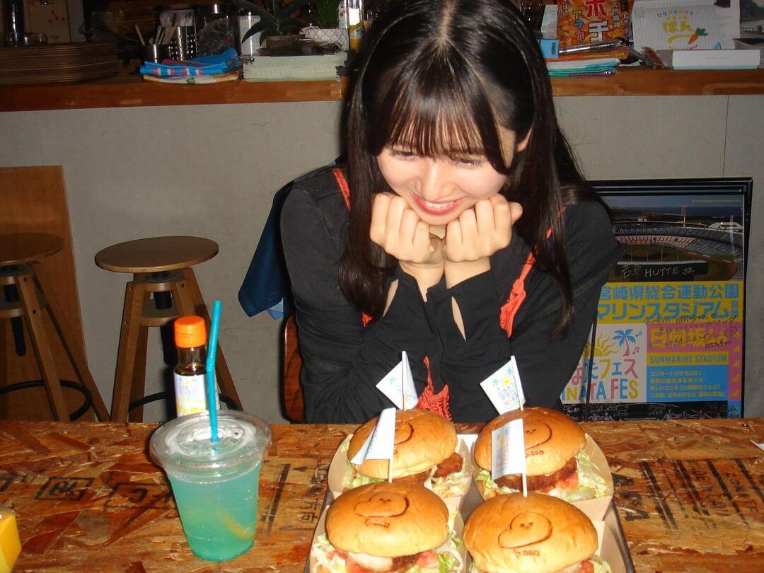 日向坂46 上村ひなのがオリジナルキャラのコラボフードに感動？！「バーガーになっちゃうなんて夢のようで、！」