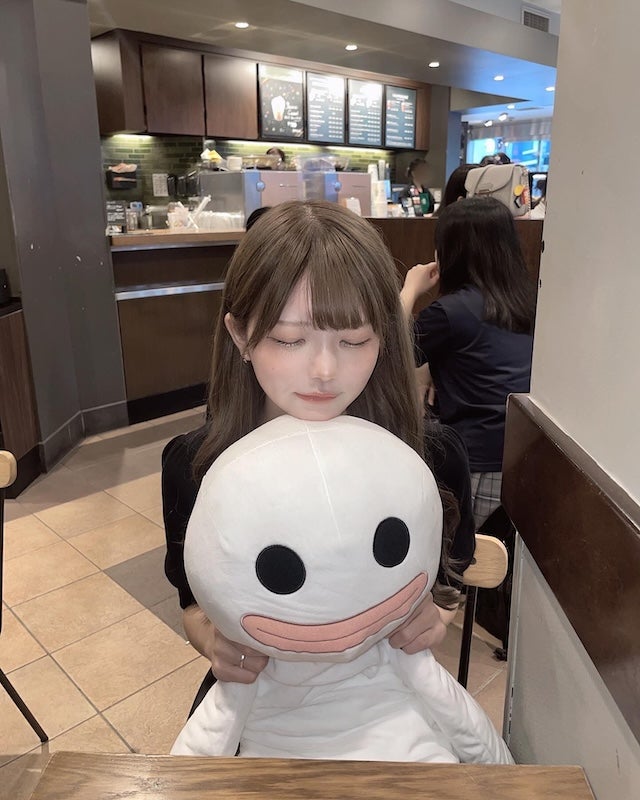 「顔小さすぎますよ‼️‼️」あの人気タレントの人形抱きしめショットが可愛すぎると話題に