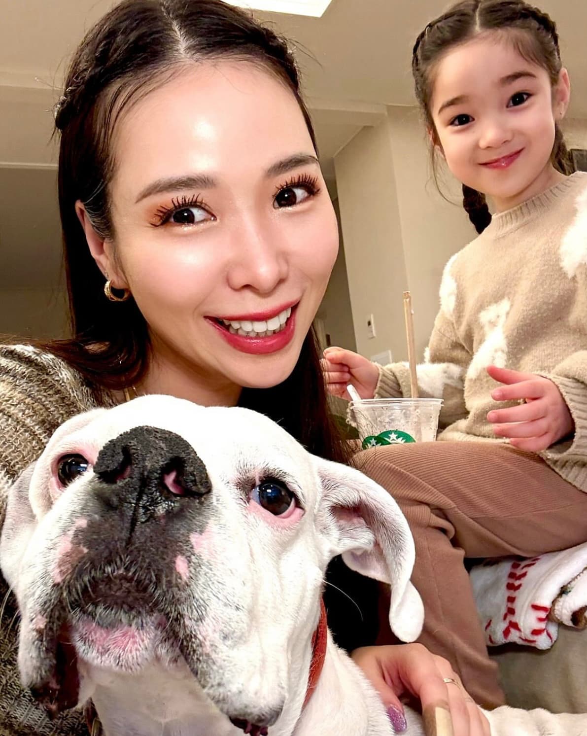 草刈正雄の娘・紅蘭、愛犬＆娘との3ショットにファン歓喜！「かわゆい男の子と美女お二人さん」「愛がすっごく伝わります♡」