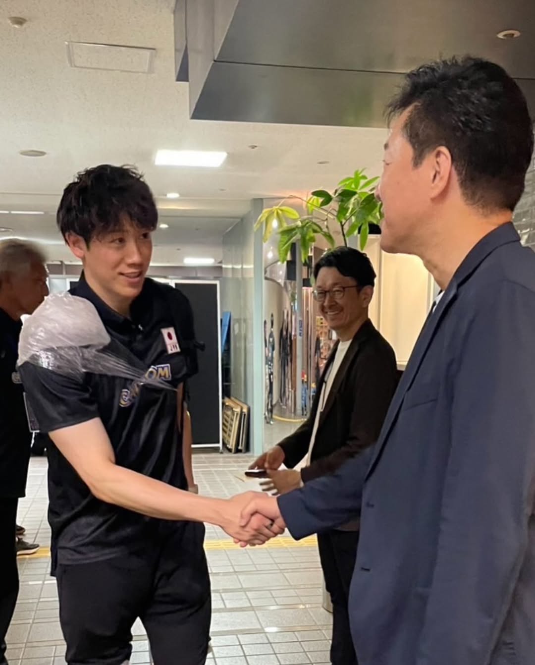 川合俊一が日本ラウンド初戦のメンバーと固い握手を交わし激戦を労う！