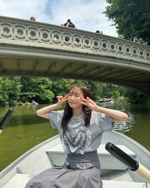 「無邪気な笑顔可愛すぎる」YOASOBIのボーカル幾田りらがニューヨークを満喫！