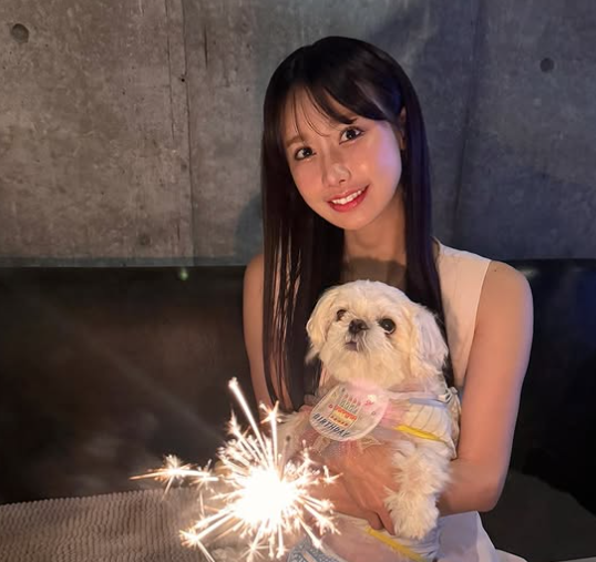 愛らしきひととき 〝ももちゃん〟7歳誕生日を愛犬と祝う相原美咲