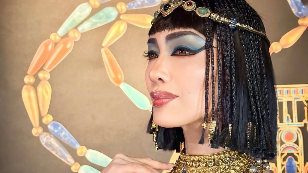 あの美人モデルがクレオパトラに!?「麗しい‼︎もはや本物の王妃」「仮面より神々しい」など称賛の嵐！