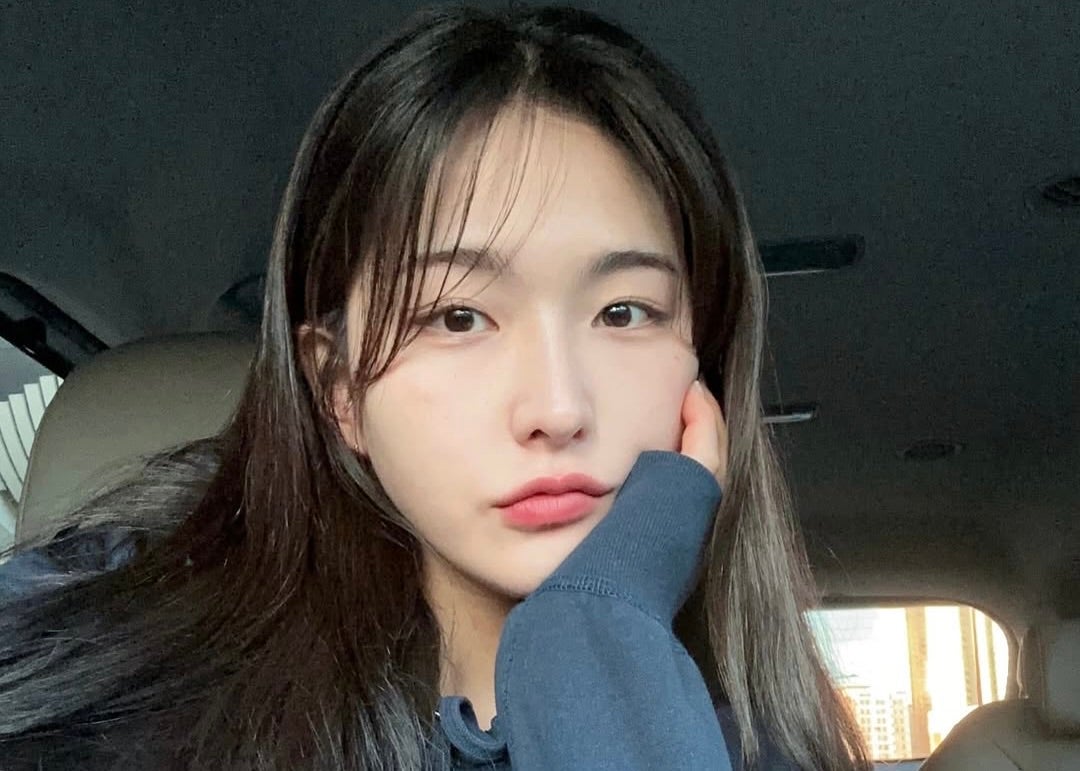 “究極の透明感”…鮮烈レッドに包まれた美女フィンスイマーの美体ライン