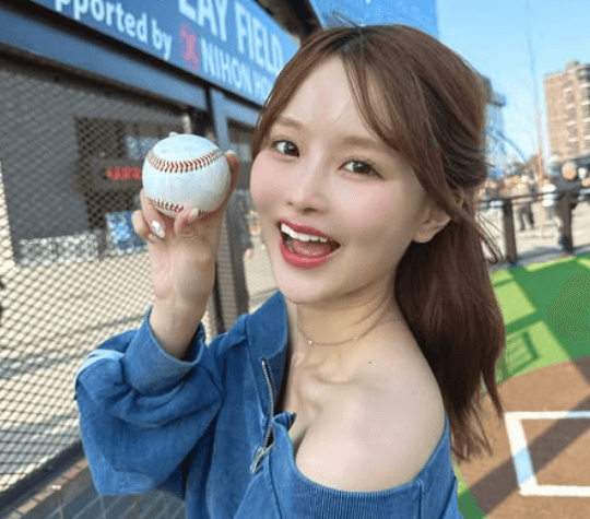 「キャッチボールしたいな〜」美女スポーツグラドル、美麗デコルテの野球女子ショットにファン惚れ惚れ「そろそろ始球式してほしいです」