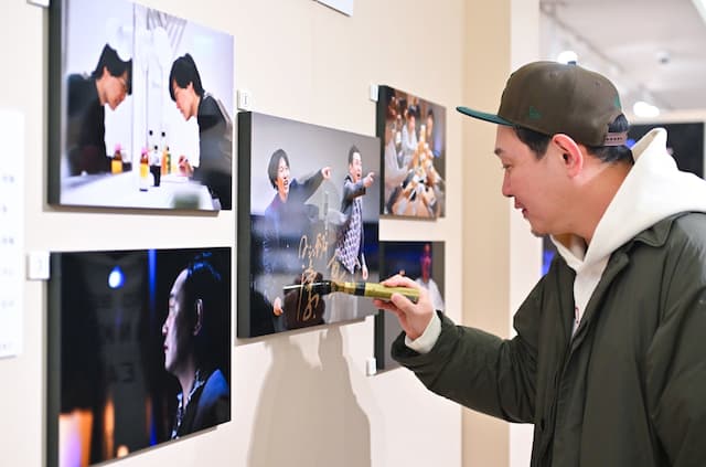 「サインかましてきました！」マシンガンズ西堀、写真展を訪れる