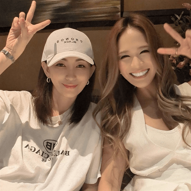 唯一無二の友「エリナ」と真山景子が仲良し女子トークを楽しむ