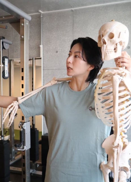 ユーモア全開！元バレー・滝沢ななえ、サロンでガイコツと笑顔の共演