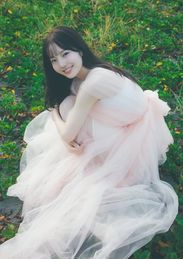 本田真凜、1st写真集の未公開カットを公開！幻想的すぎる浜辺ショットに絶賛の嵐