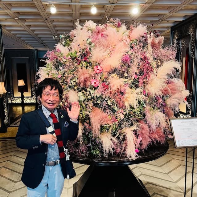 「何故こんなに似合うんでしょう」尾木ママ、ロスフラワーアートの前でのオフショットを公開