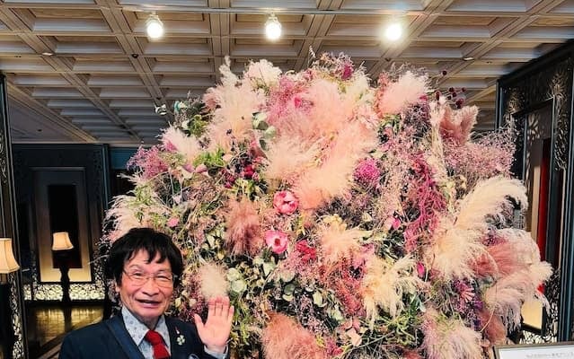 「何故こんなに似合うんでしょう」尾木ママ、ロスフラワーアートの前でのオフショットを公開