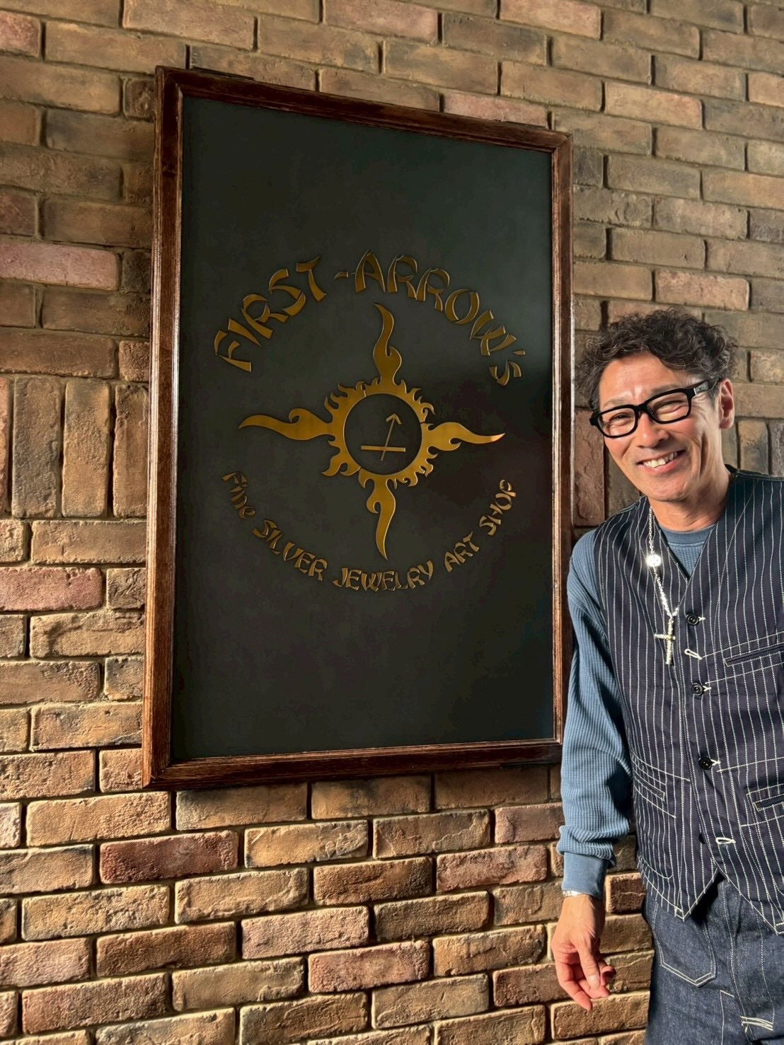 元木大介氏が沖縄キャンプで挨拶終了 ファーストアローズ沖縄店を訪問