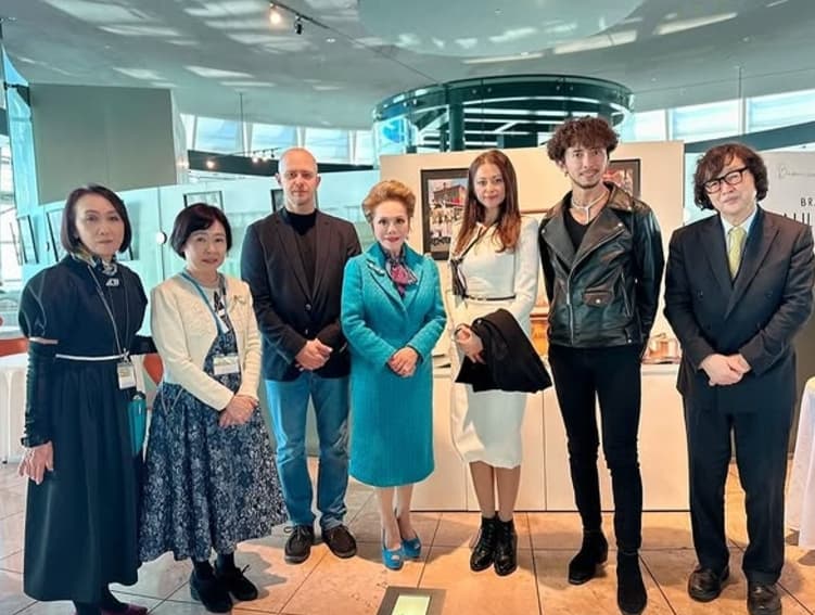 ゴージャスタレント〇〇が、卵の殻で作られた着物に感動！国立新美術館でボーダレスなアート体験