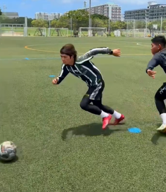 脚を使わないこともサッカーの一部！サッカーコーチ・Takuya あえて「止めずに流す」テクニックを披露！